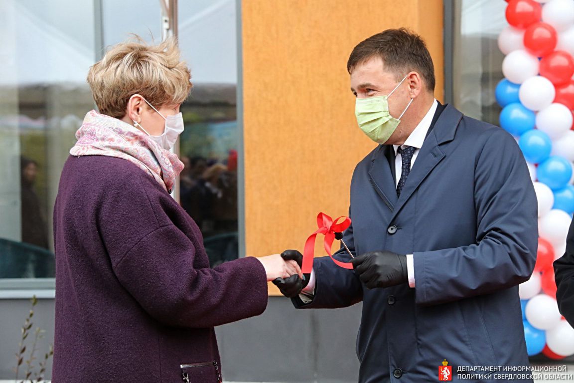 В Екатеринбурге сдали еще один проблемный дом. Губернатор лично вручил  ключи - «Уральский рабочий»